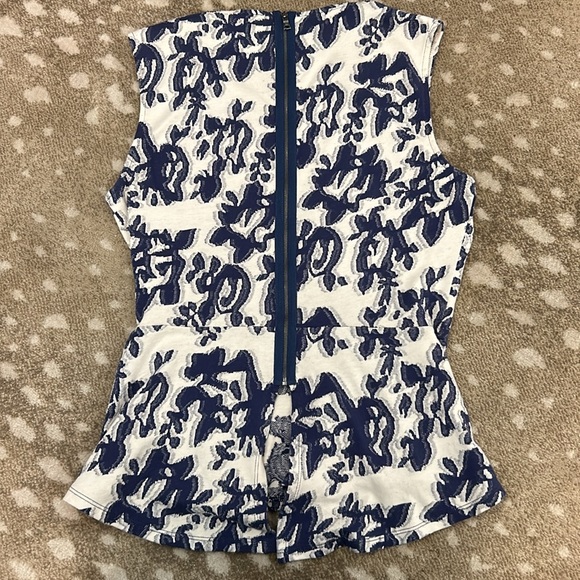 BCBG sleeveless blouse - Picture 3 of 3